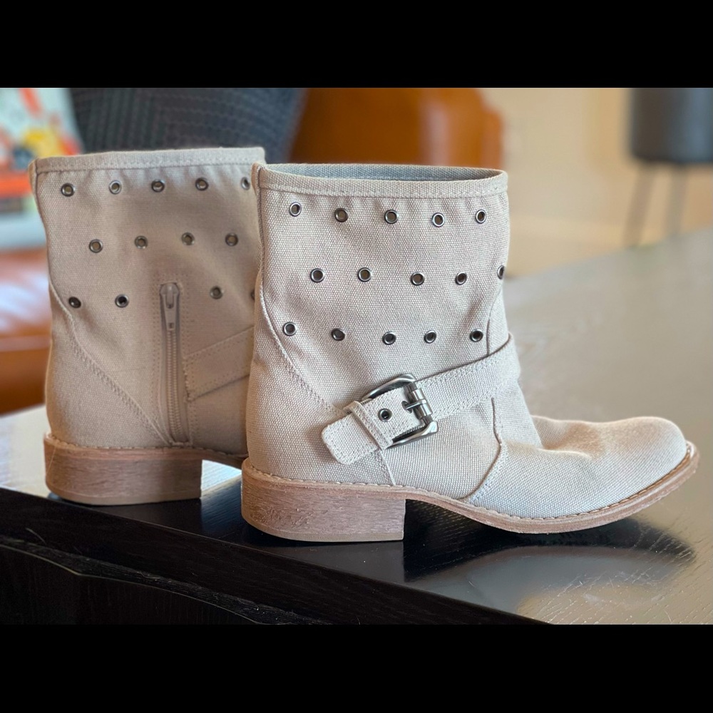 Like New - Women’s Unity Boots.